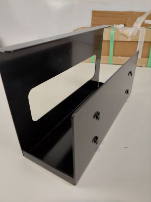 une photo d'une étagère en métal noir posée sur une table blanche