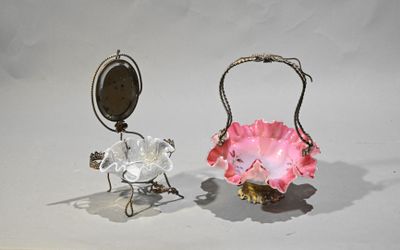 deux vases en verre ornés de fleurs, posés sur une surface blanche