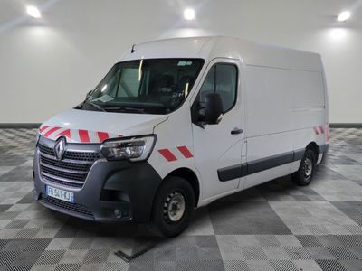 la photo d'une camionnette blanche garée dans un garage