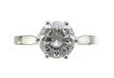 une image d'une bague en diamant sur fond blanc