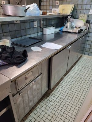 une image d'une cuisine avec beaucoup d'espace de travail