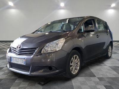 La voiture est garée sur le sol à damier de la pièce.