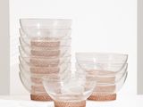 une pile de bols en verre posée sur une étagère blanche