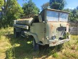 un vieux camion militaire qui est garé dans l'herbe