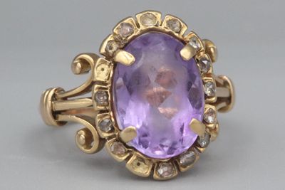 Bague en or ornée d’une améthyste dans un entourage de diama…
