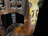 une table en bois surmontée d'une horloge