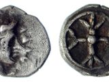 une image d'une pièce sur laquelle figure une croix, et une pièce sur laquelle figure une croix