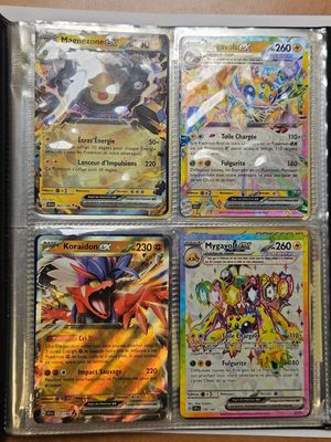 gros plan d'une boîte de cartes pokemon sur une table