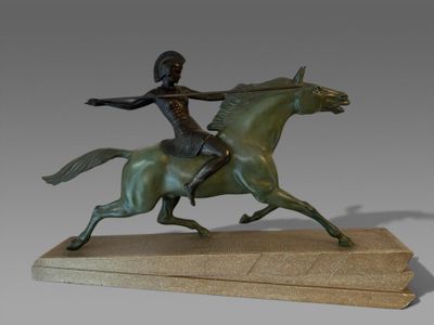 statue en bronze représentant une femme à cheval, posée sur un socle en marbre