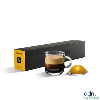une tasse de café à côté d'une boîte de chocolats