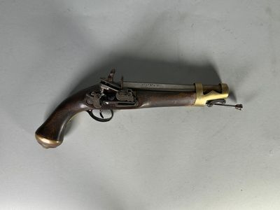 un vieux fusil exposé sur une table