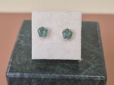 une paire de boucles d'oreilles posée sur un bloc de marbre
