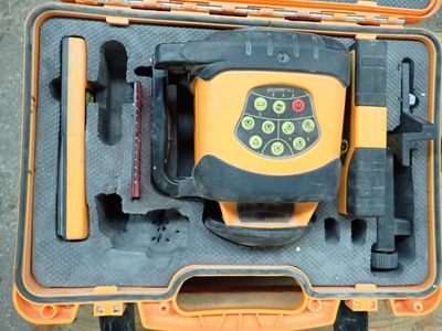 une boîte jaune et noire contenant un objet jaune et noir