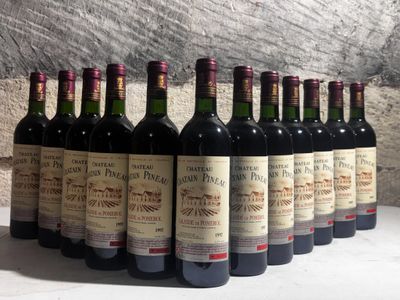plusieurs bouteilles de vin sont alignées sur une table