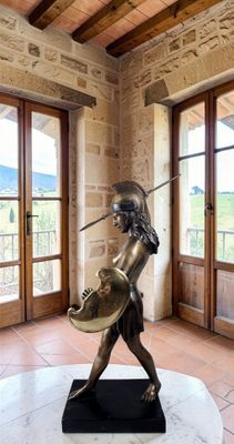 Grand bronze, sur un socle noir, représentant une guerrière …