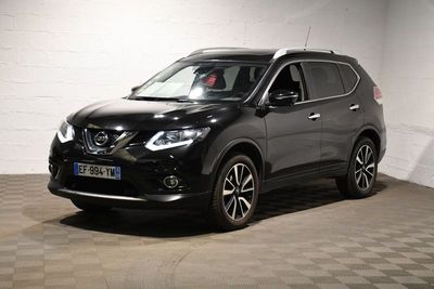 Le SUV Nissan noir est garé dans une pièce blanche.
