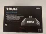 un gros plan sur une boîte de rails Thule Evo Flush
