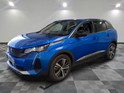 un SUV Toyota C-HR bleu de 2020 garé sur un sol à damier