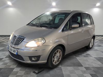 la photo d'une petite voiture argentée garée dans un garage