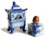 une petite boîte bleue et blanche contenant un œuf
