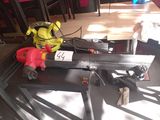 une paire de skis posée sur une table