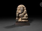 statue représentant un éléphant assis tenant un bébé, posée sur un socle en bois