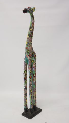 Girafe décorative en bois peint. H : 100 cm. Manque sur la tête