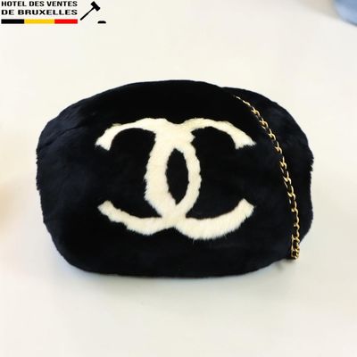 un sac à main noir orné d'un logo blanc