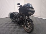 une moto noire garée sur un sol à damier