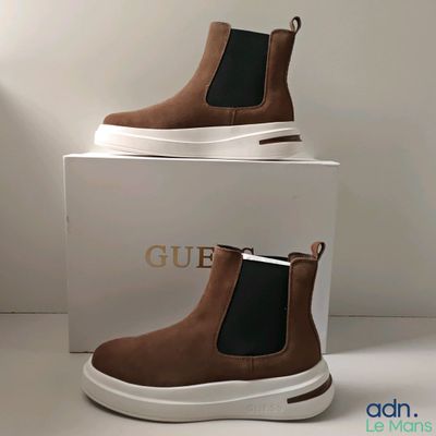 deux photos d'une paire de chaussures marron posées sur une boîte blanche
