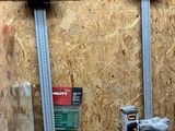 deux fixations fixées au mur d'un bâtiment