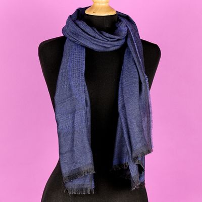 une écharpe bleu foncé sur un mannequin, un mannequin, un mannequin, un mannequin, un mannequin, un mannequin, un mannequin, un mannequin, un manne