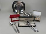 des couverts et de l'argenterie sur une table, avec une boîte rouge