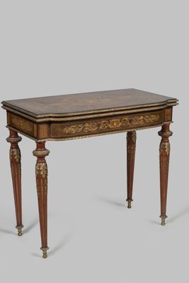 une vieille table en bois à deux pieds, avec un plateau en bois