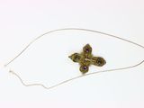 un collier orné d'un papillon sur un fond blanc