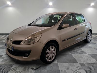 la photo d'une voiture beige garée dans un garage