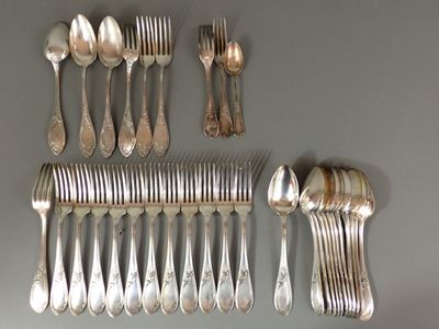 beaucoup de cuillères et d'argenterie sur la table