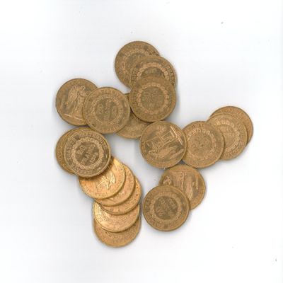 un grand nombre de pièces qui se trouvent sur une surface blanche