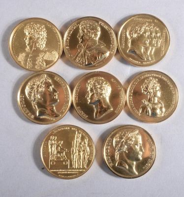 six souverains d'or de tailles et de formes différentes