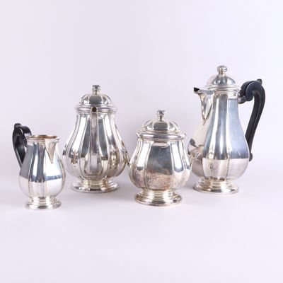 trois pièces de service à thé et à café en argent sur fond blanc