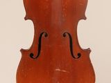 un vieux violon posé sur une surface blanche