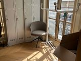 une pièce équipée d'un lit, d'une chaise et de casiers
