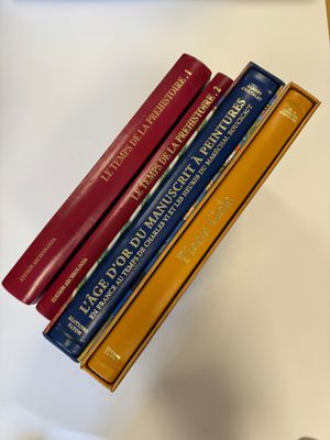 cinq livres empilés sur une table