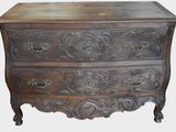une commode en bois ornée de sculptures