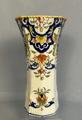 un vase posé sur un support sur une table