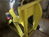 un chariot jaune équipé d'un tuyau, dans un garage