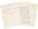 un paquet de trois feuilles portant des lettres, empilées les unes sur les autres