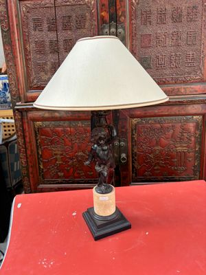 une table rouge sur laquelle se trouve une lampe et une table rouge sur laquelle se trouve une lampe