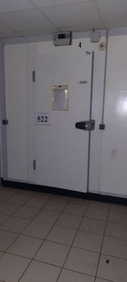 une pièce avec une porte et une pancarte accrochée au mur