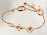 gros plan d'un bracelet sur une surface blanche